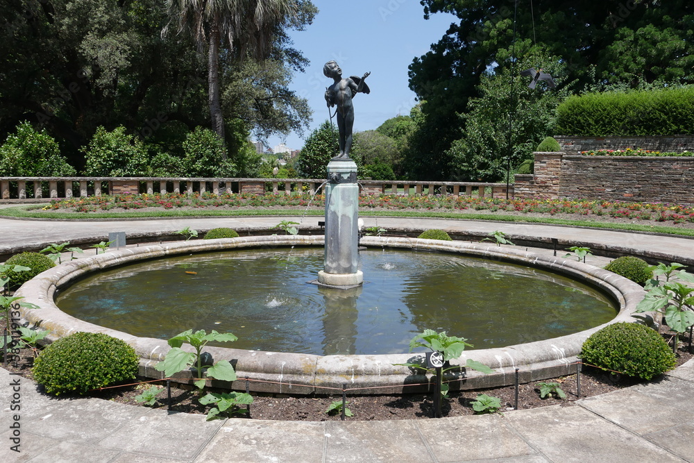 Brunnen mit Skulptur im Botanischen Garten Sydney
