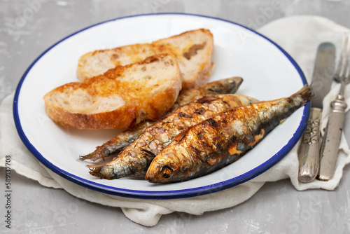 Grilled sardines with sauce with fresh bread