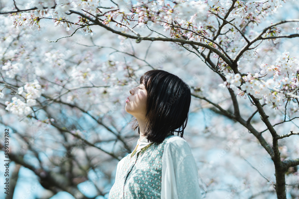 桜の木の下にいる女性 桜の木の下にいる女性