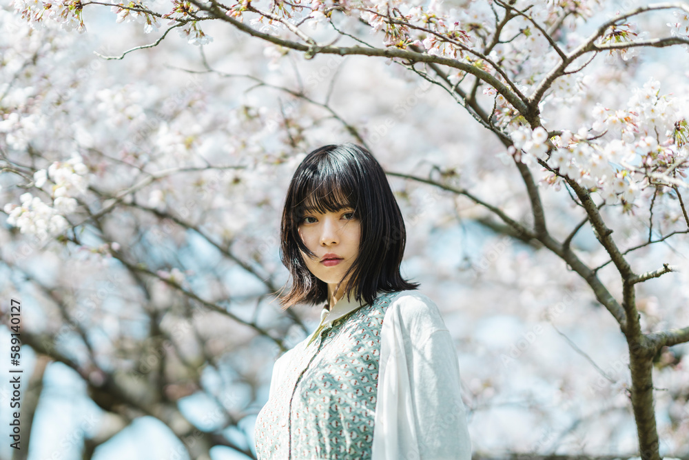 桜の木の下にいる女性