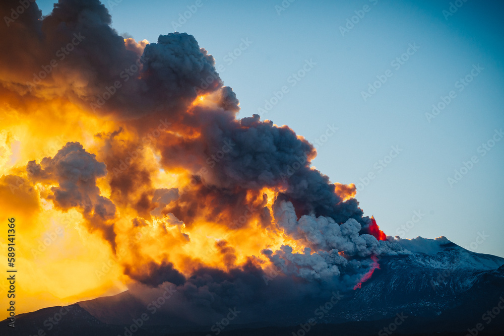 Etna in eruzione al tramonto