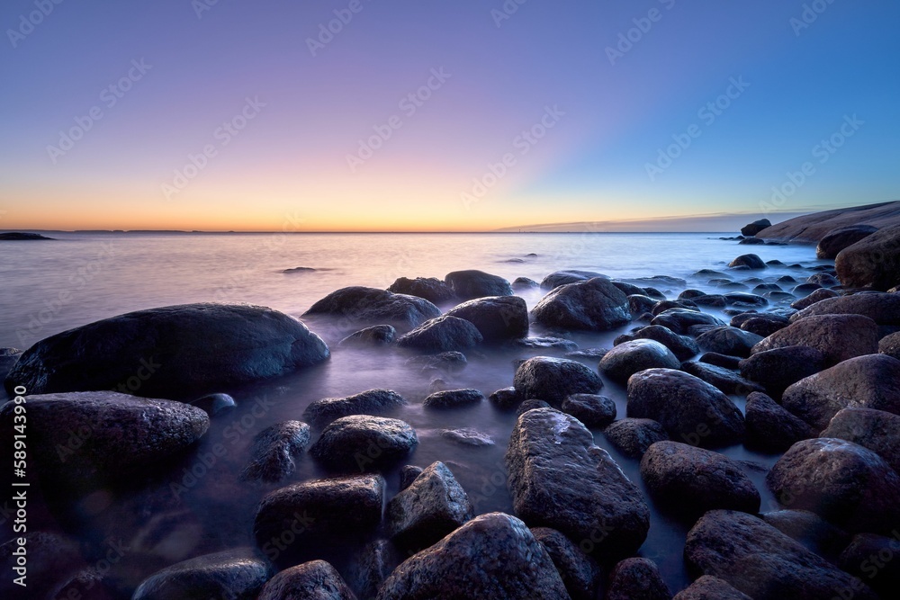 Obraz premium Beautiful sunrise on the rocky seashore on the cold winter morning