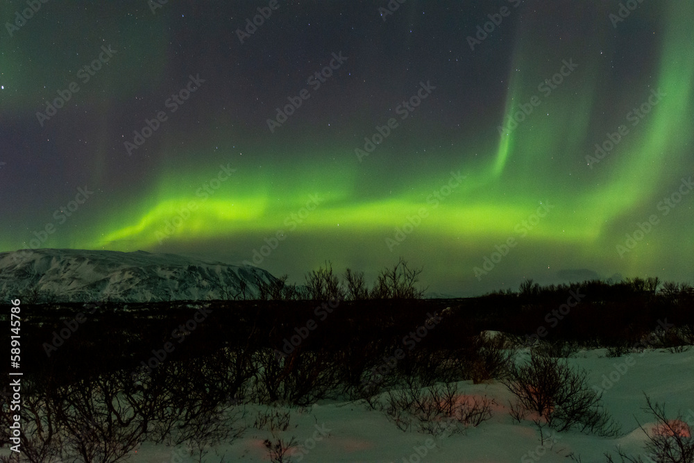 imagen de un paisaje nocturno nevado con una aurora boreal en el cielo de Islandia imagen de un paisaje nocturno nevado con una aurora boreal en el cielo de Islandia
