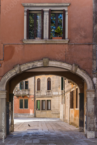 Fototapeta Naklejka Na Ścianę i Meble -  photo of a passageway in Venice, Italy