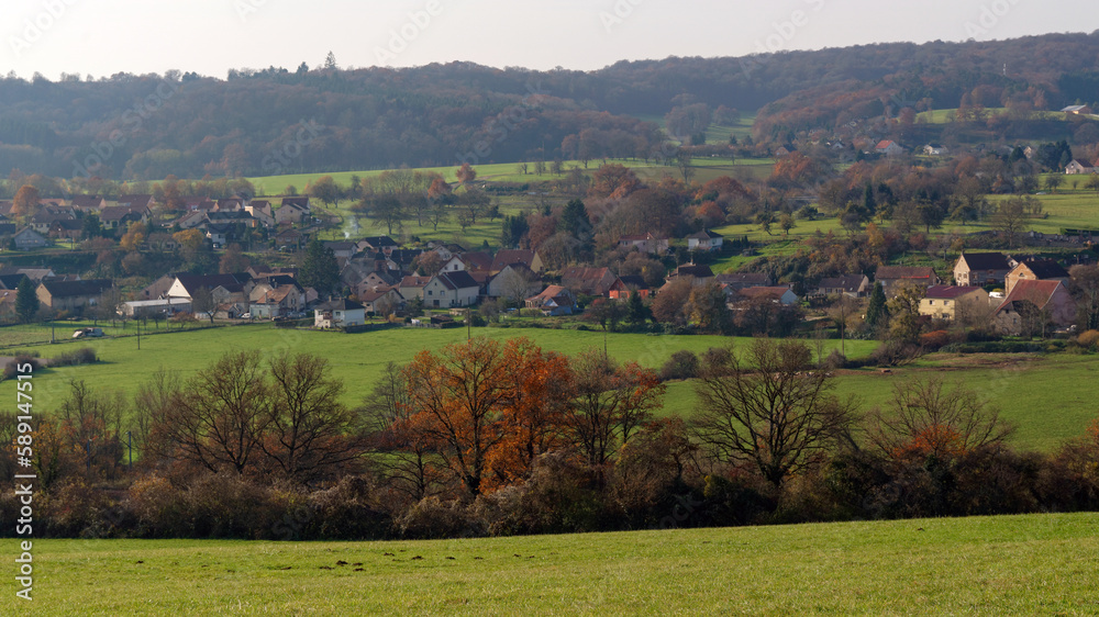Vue panoramique sur un village en automne