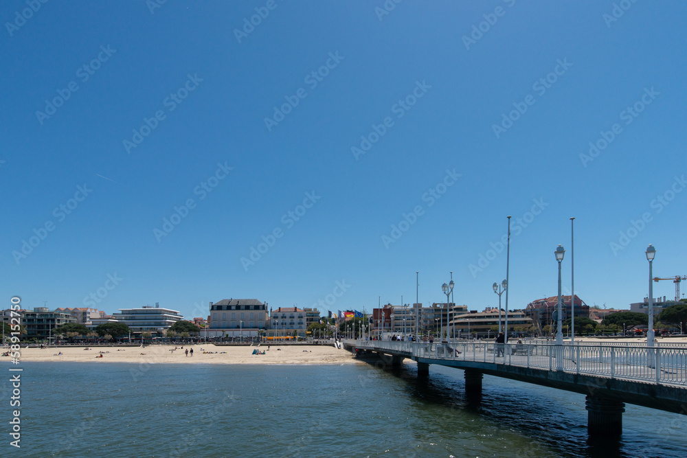 une vue de la grande plage d'Arcachon depuis la jetée Thiers une vue de la grande plage d'Arcachon depuis la jetée Thiers