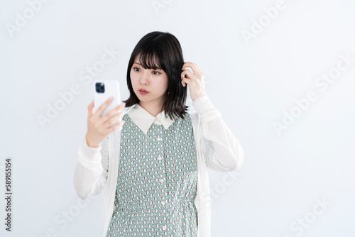 Photos スマートフォンを使う女性
