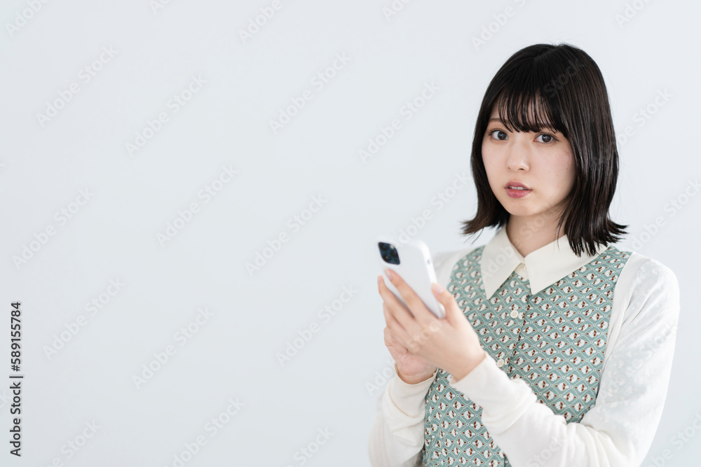 スマートフォンを使う女性 スマートフォンを使う女性