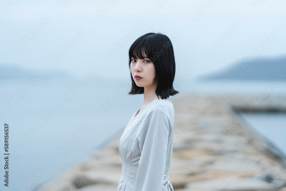 夕暮れの海にいる女性 夕暮れの海にいる女性