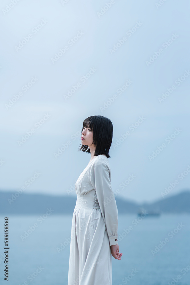 夕暮れの海にいる女性 夕暮れの海にいる女性