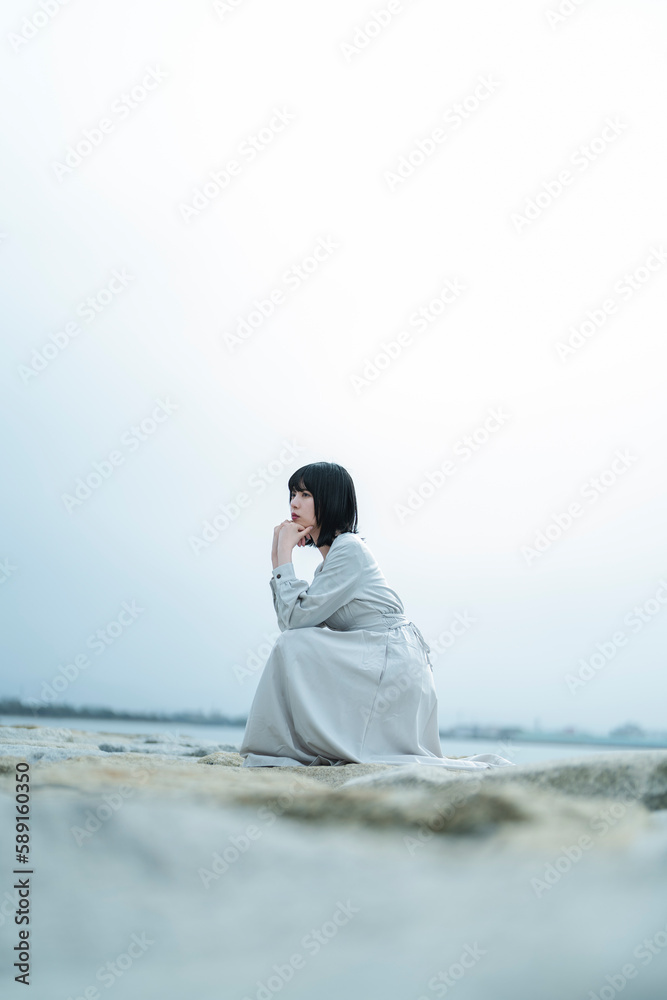 海にいる女性 海にいる女性