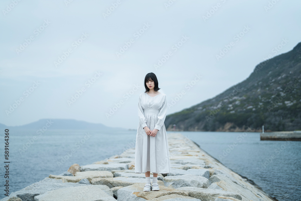 夕暮れの海にいる女性 夕暮れの海にいる女性