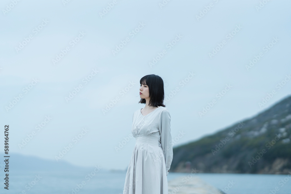 夕暮れの海にいる女性 夕暮れの海にいる女性