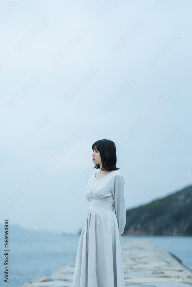 夕暮れの海にいる女性 夕暮れの海にいる女性