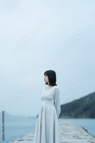 夕暮れの海にいる女性