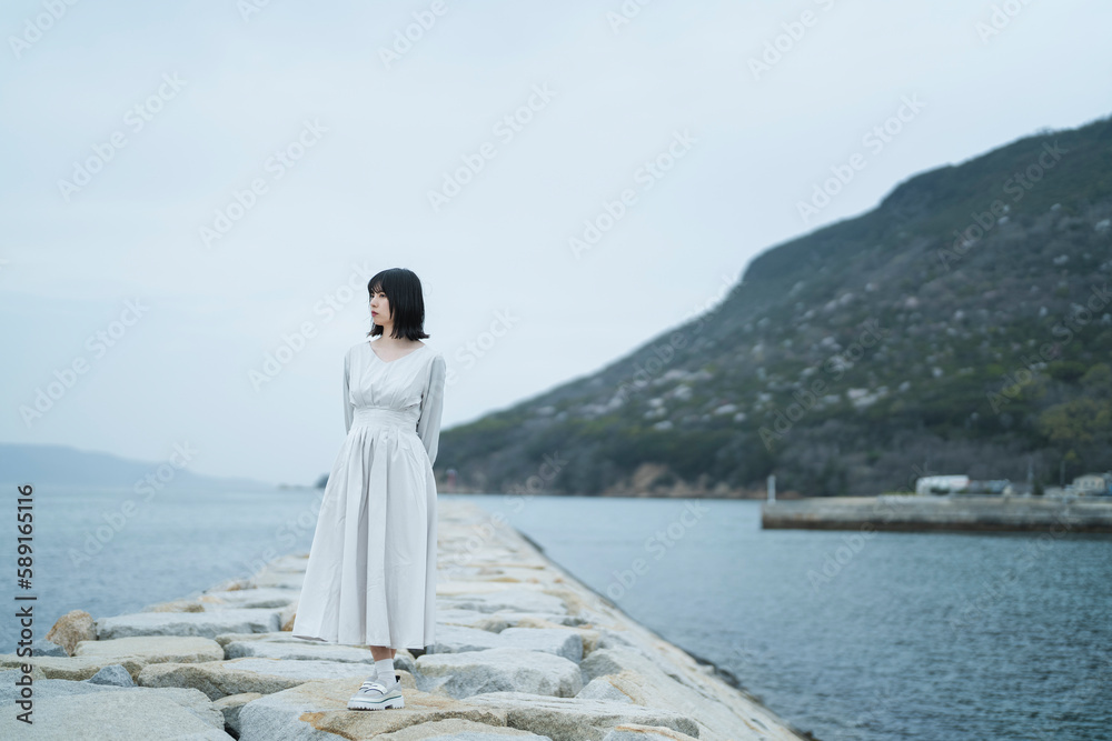 夕暮れの海にいる女性