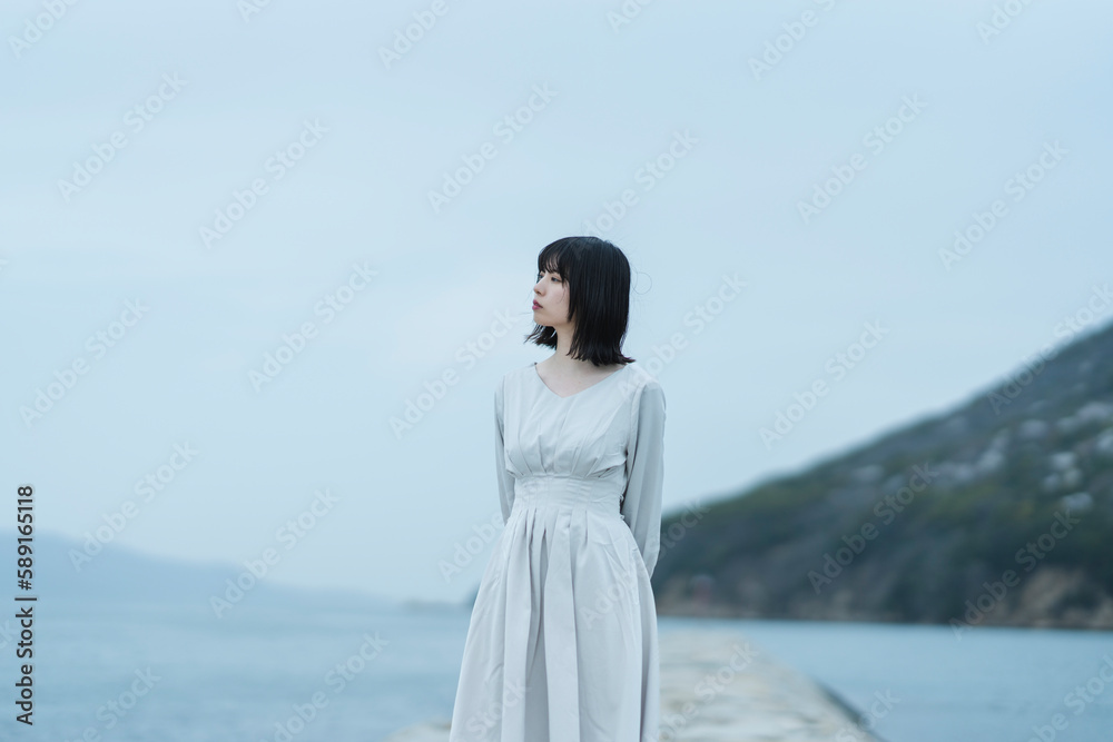 夕暮れの海にいる女性 夕暮れの海にいる女性