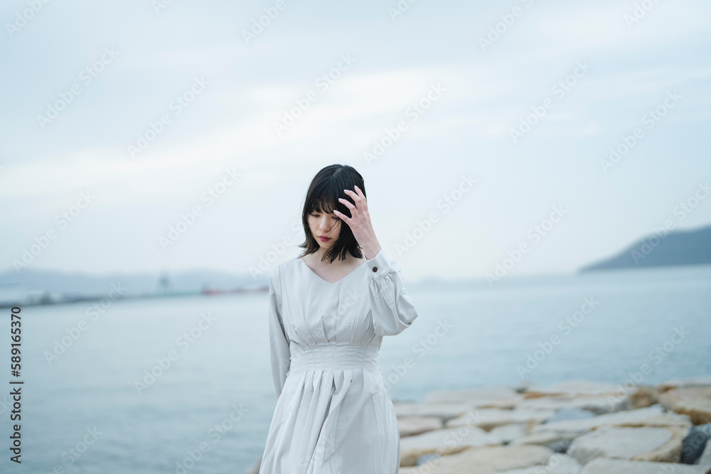 夕暮れの海にいる女性 夕暮れの海にいる女性