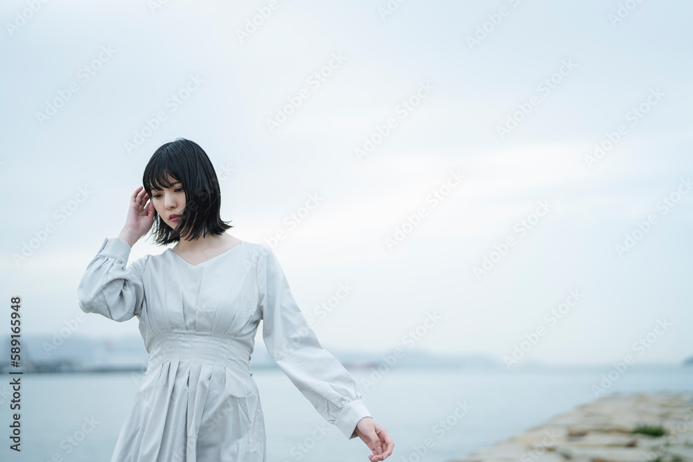 夕暮れの海にいる女性