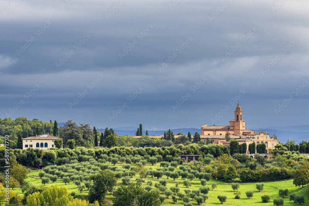 Blick auf eine Kirche in der Stadt Siena in Italien