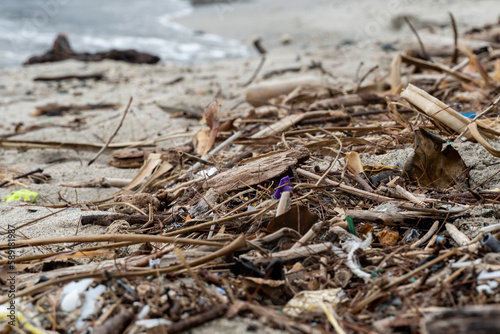 小笠原 海岸に流れ着いたプラスチックゴミ