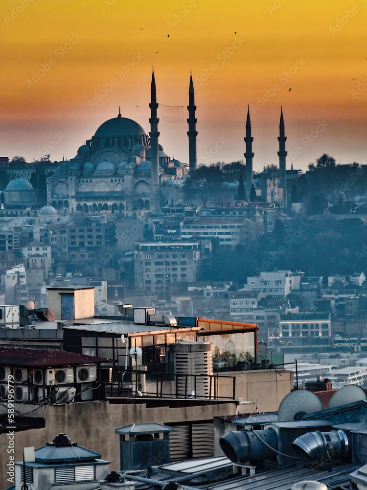 Obraz premium The mosque by the hill