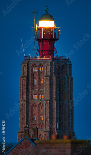 Der Leuchtturm von Westkapelle in Holland an der Nordsee in Langzeitbelichtung mit aktiviertem Leuchtfeuer im Dunkeln