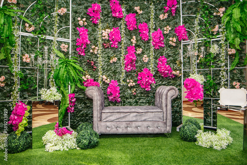 Obraz na płótnie Luxurious wedding decoration with textured greens, artificial flowers and mirrors w salonie