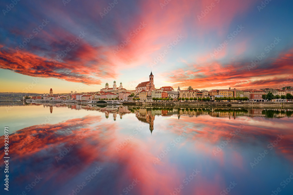 Passau, Blick über die Donau zum Hafen und Skyline mit Spiegelung im Abendrot, Dreiflüssestadt, Niederbayern, Bayern, Deutschland