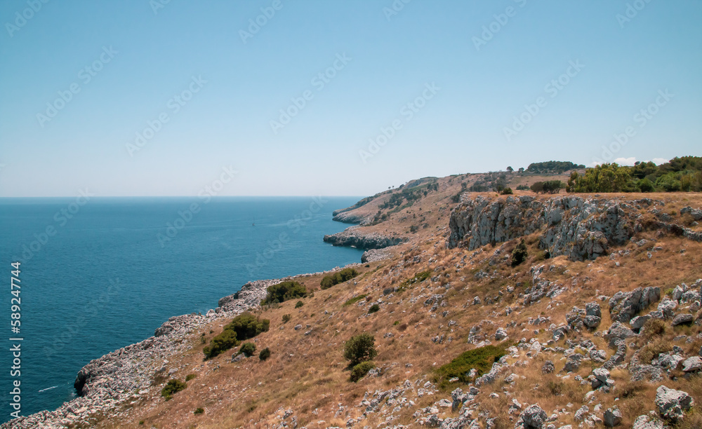 Costa salentina al sur de la torre Sant'Emiliano en Otranto, Italia. Hermoso paisaje rocoso de la costa del mar Jónico.