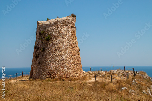 Torre Sant'Emiliano en cabo Palascia, antigua torre defensiva de la costa salentina en Otranto, Italia. La torre formaba parte de un conjunto costero para advertir la presencia de piratas berberiscos.