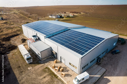 Murais de parede Multiple solar panels on the roof of a manufacturing building