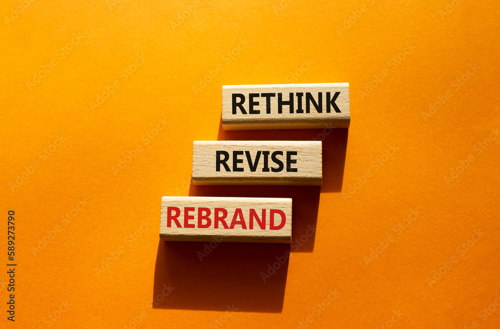 Obraz premium Rethink Revise Rebrand symbol. Wooden blocks with words Rethink Revise Rebrand. Beautiful orange background. Business and Rethink Revise Rebrand concept. Copy space.