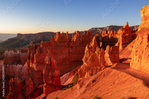 Panoramic morning sunrise view on sandstone rock formation of Thor hammer on Navajo Rim trail in Bryce Canyon National Park, Utah, USA. Golden hour colored hoodoos in unique natural amphitheatre © Chris
