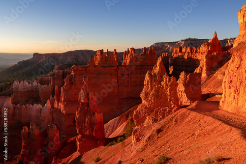 Panoramic morning sunrise view on sandstone rock formation of Thor hammer on Navajo Rim trail in Bryce Canyon National Park, Utah, USA. Golden hour colored hoodoos in unique natural amphitheatre © Chris