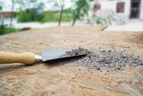 Concepto de jardinería en el hogar, cuchara de madera y acero para excavar tierra de jardín. 