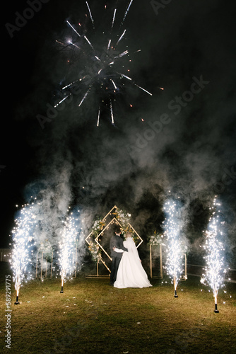 Obraz na płótnie The bride and groom. The night by the light of fireworks. w salonie
