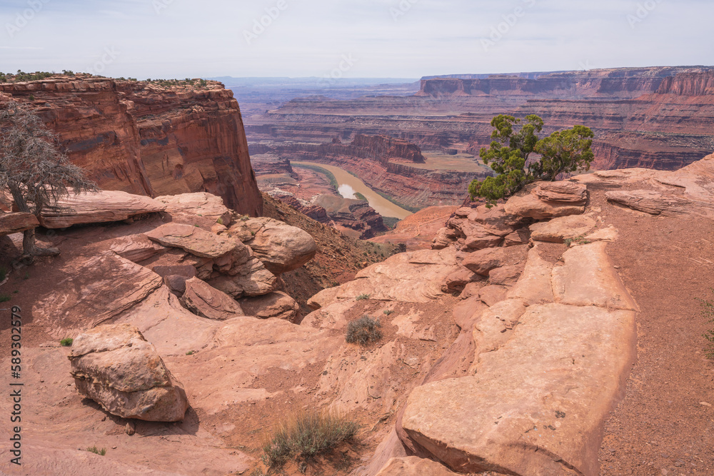 hiking the dead horse trail in dead horse point state park in utah, usa