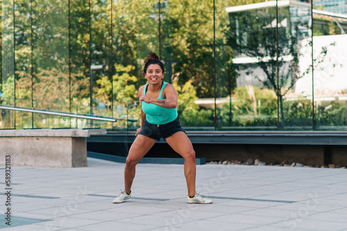 mujer bailando y preparándose para hacer ejercicios y practicar patadas de capoeira. 