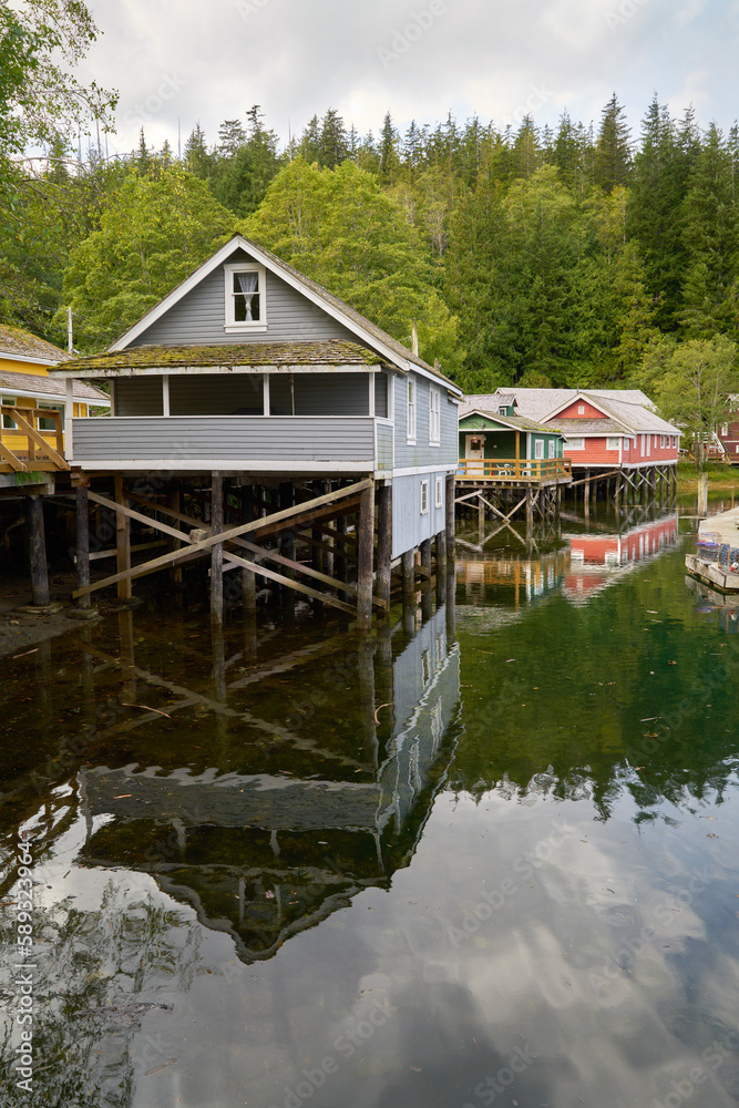 Obraz premium Telegraph Cove Historic Boardwalk Buildings on Pilings vertical. The Telegraph Cove marina and accommodations built on pilings surrounding this historic location.