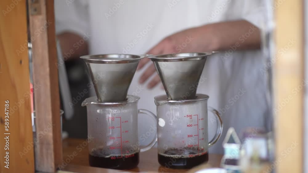 コーヒーを淹れる男性 コーヒーを淹れる男性