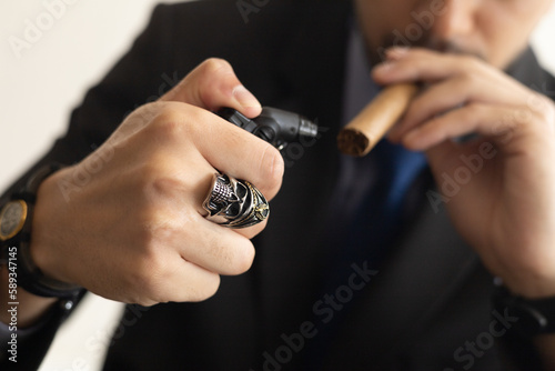 Homem fumando charuto