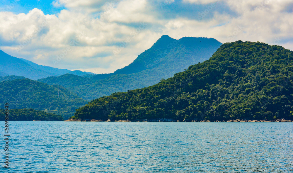 Ilhas e mata Atlântica em Paraty - RJ