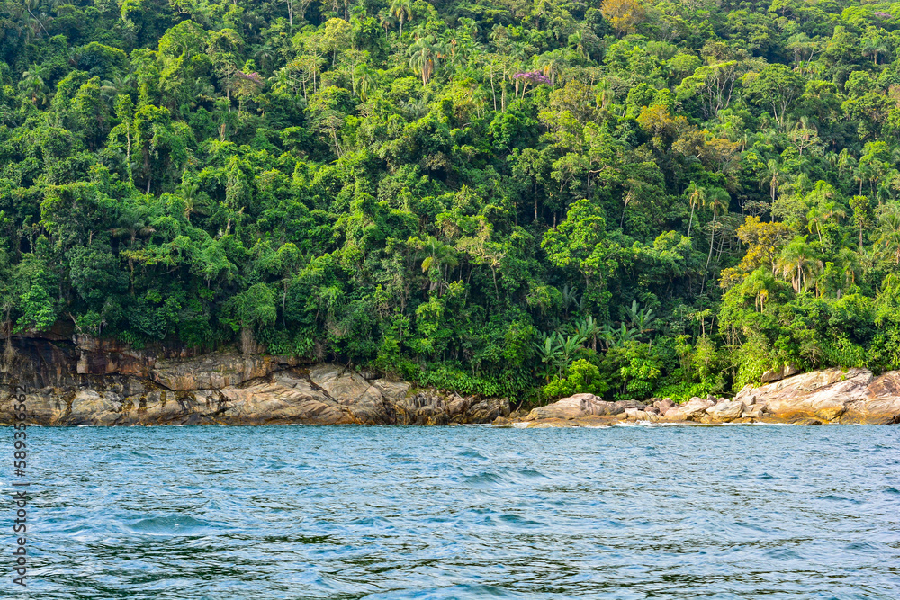 Ilhas e mata Atlântica em Paraty - RJ