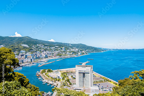 山の上から見た熱海市街と相模湾