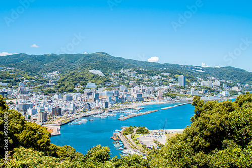 山の上から見た熱海市街と相模湾