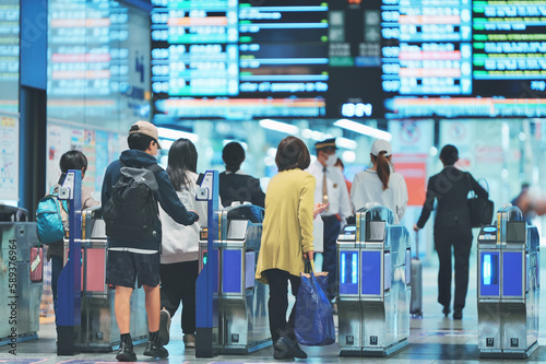 電車を利用する人々 日本 photo