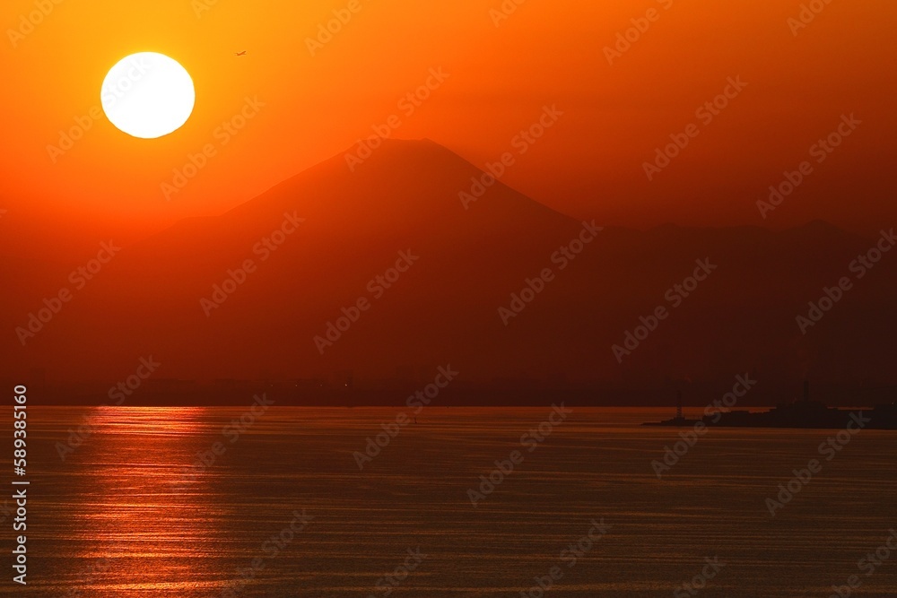 沈む太陽と富士山