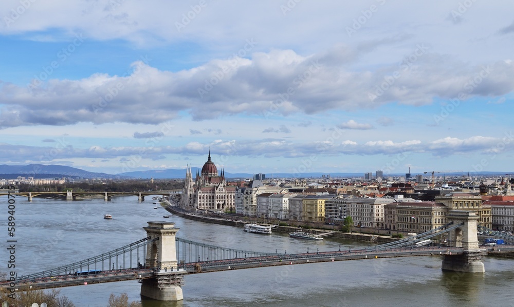 Blick an Parlament und Lánchíd in Budapest, Ungarn