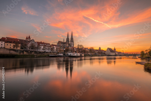 Regensburg w  hrend Sonnenuntergang mit Donau und Dom und steinerne Br  cke zur goldenen Stunde  Deutschland
